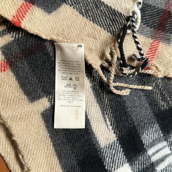 Burberry Classic Scarf - Picture 5 of 5